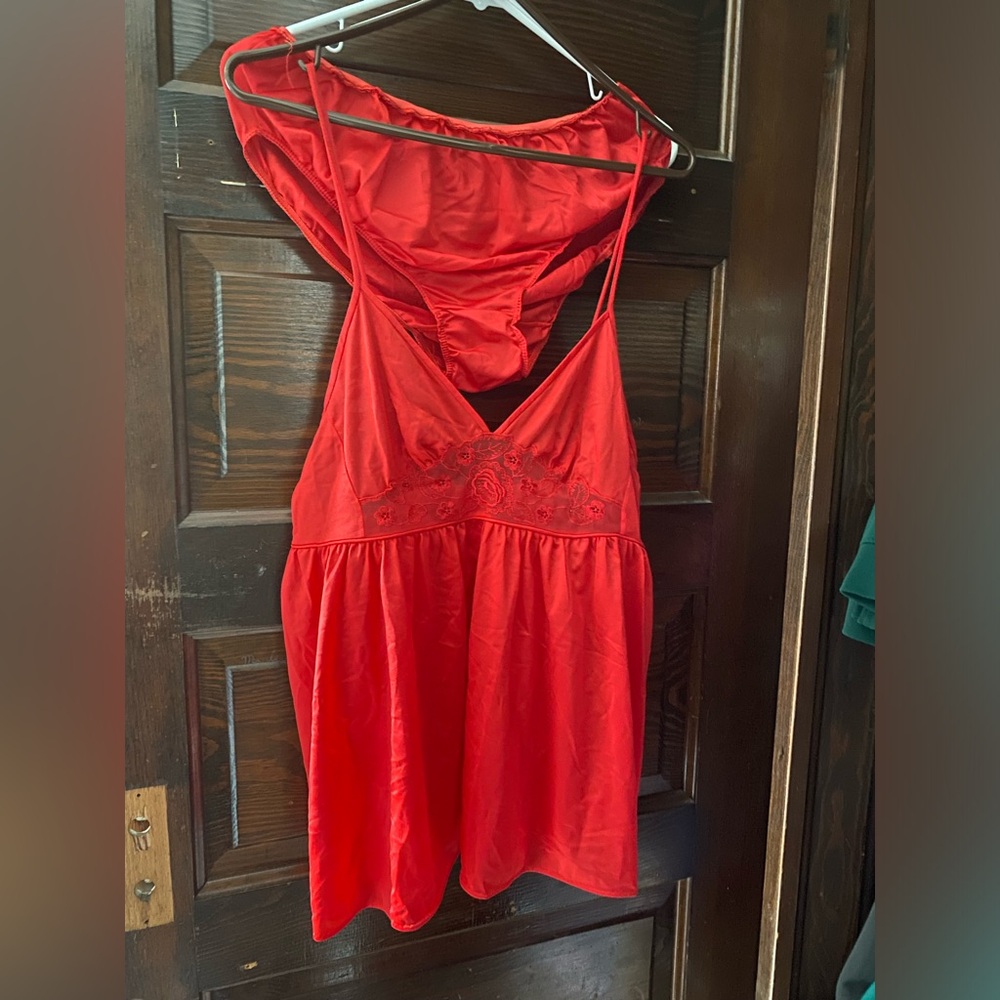 Vintage 2 pc Dreamaway Red cami + panty set
Size LG NWT
Made in USA
5503 01737